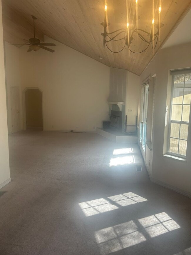 Building Photo - Beautiful Lake Wildwood Home with private back yard.