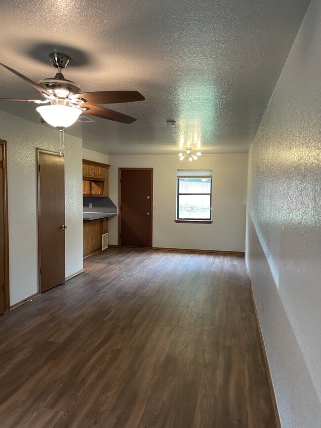 Building Photo - 110 N Baumann Ave
