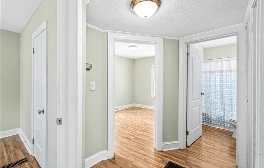 Building Photo - 3400 Rosemont Ave