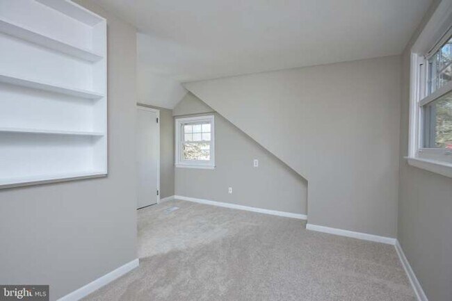 Building Photo - 221 Dale Dr