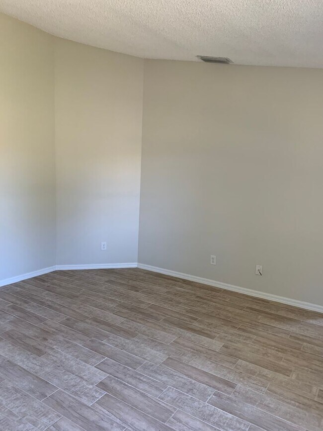 Building Photo - Beautiful 3 Bedroom, 2 Bathroom Home with Lake in Melbourne, FL!