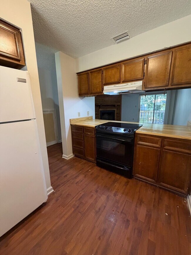 Building Photo - 1842 Sylvan Ct