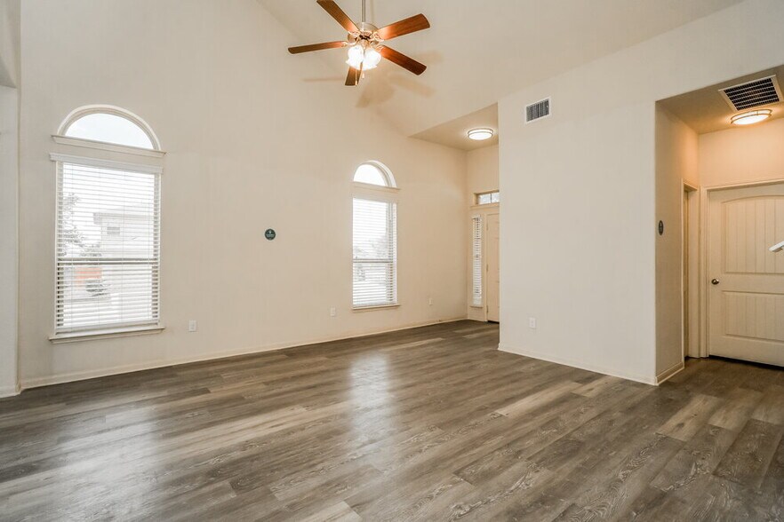 Building Photo - 300 Potters Peak Way