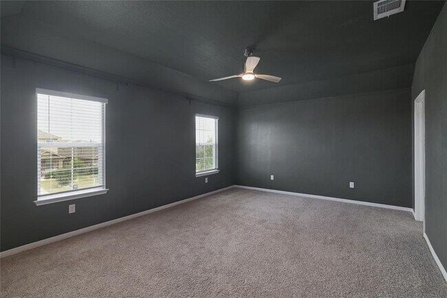 Building Photo - 445 Shiner Ln