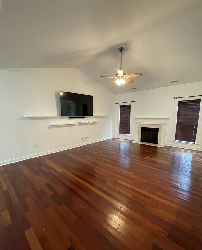 Building Photo - Move-In Incentive - $200 off first month's rent