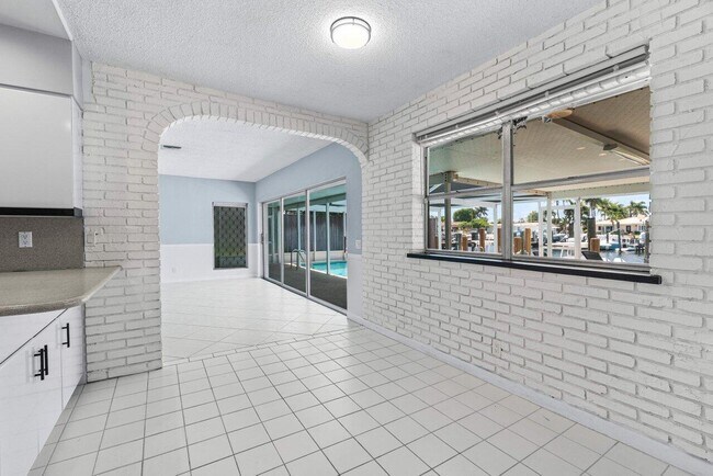 Building Photo - 718 Shore Dr
