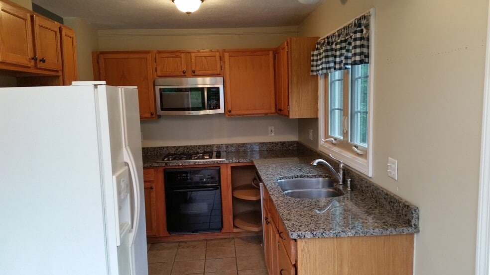 Building Photo - 8 Rosewood Ln