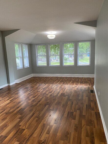 Building Photo - 800 W Friendly Ave