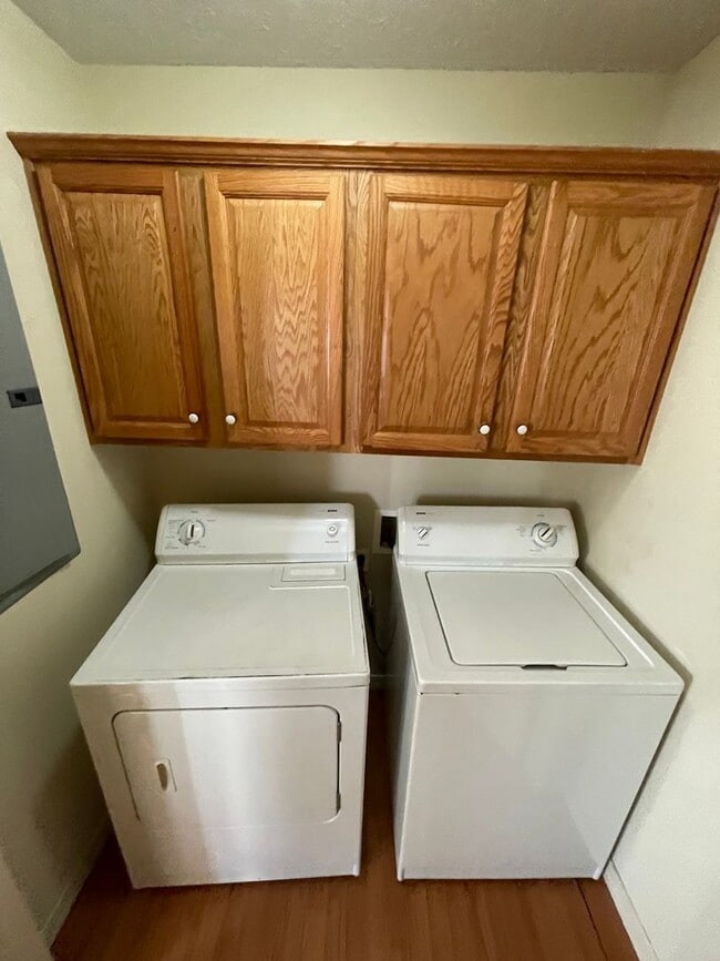 Building Photo - Spacious 3 bedroom, 2.5 bathroom Duplex