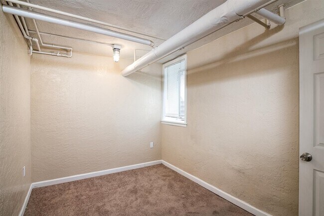 Building Photo - 975 N Washington St