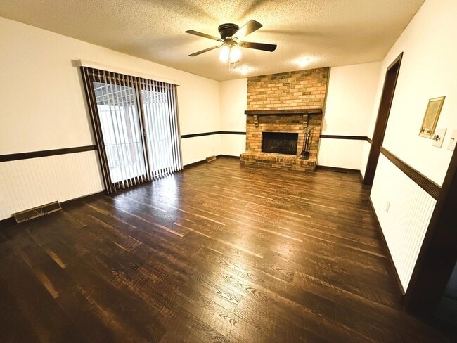 Building Photo - 4 bedroom home with 2 Garages, Finished Basement & Fenced Yard