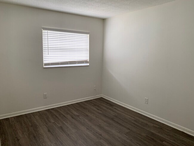 Building Photo - 609 N Stella Ave