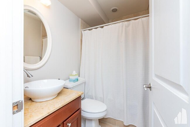 Building Photo - 2 bedroom in Chicago IL 60613