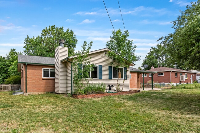 Building Photo - 571 S Taft St