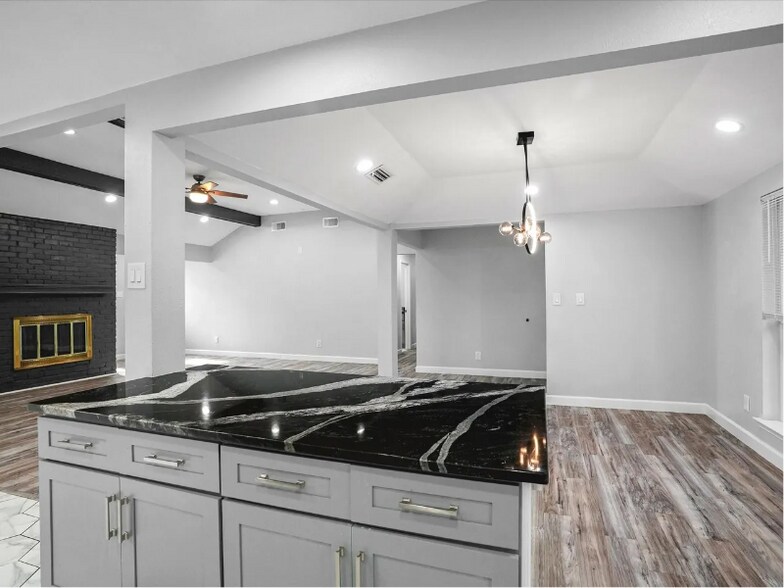 Building Photo - 900 Westminster Dr