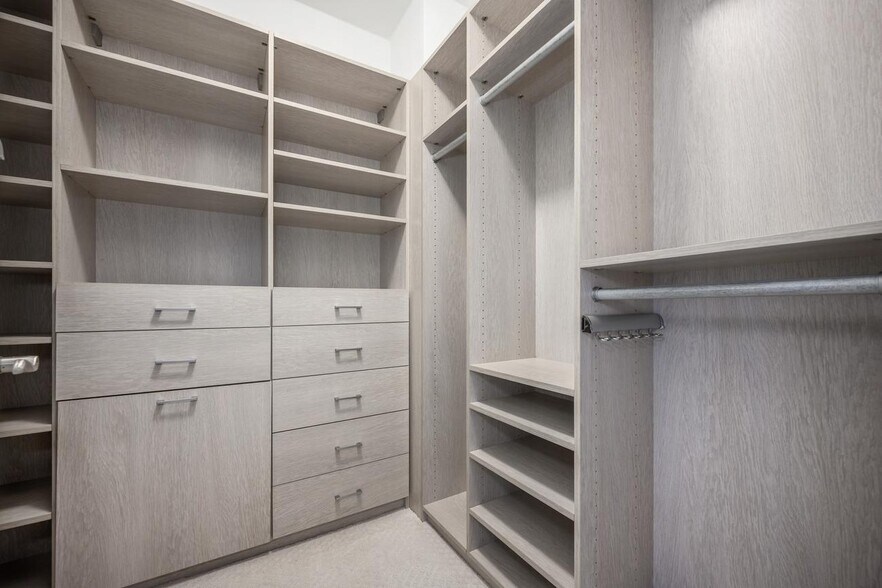 Master closet - 160 E Illinois St