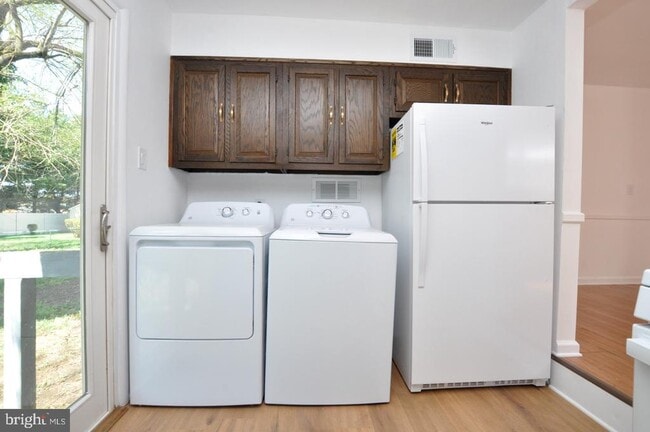 Building Photo - 432 N Coles Ave