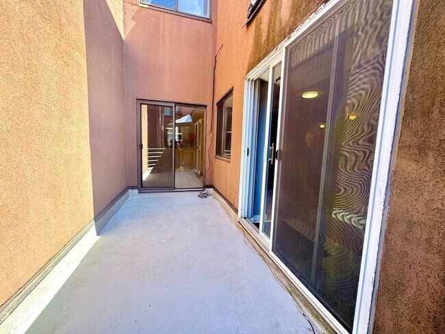 Building Photo - 147 Kelton St