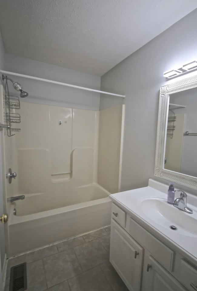 Building Photo - 797 E Sherwood Hills Dr