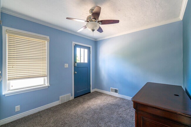 Building Photo - 10th Street