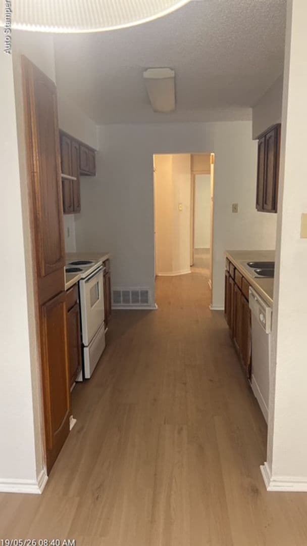 Building Photo - 6804 S Creek Dr