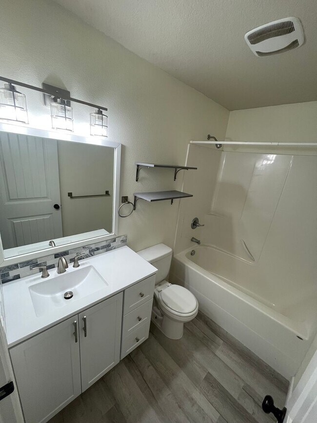 Building Photo - 4 Bedroom House in Jefferson!