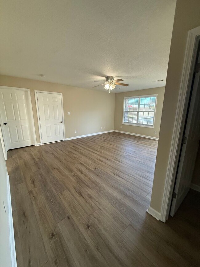 Building Photo - Great Home in Convenient Halls Location