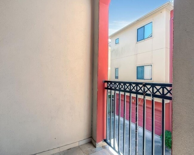 Building Photo - 404 Parker St