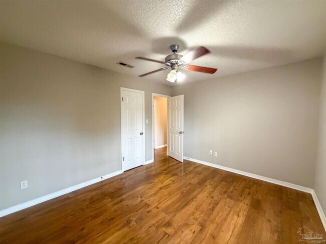 Building Photo - 420 E 10 Mile Rd