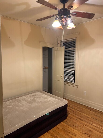 bedroom #2 - 1075 Lakepointe St