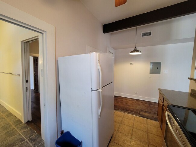 Building Photo - 113/115 Vitra Place