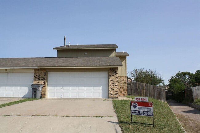 Building Photo - 2701 NW Friar Tuck Ln