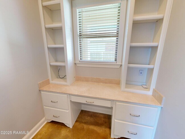 Building Photo - 405 Dunvegan Ct