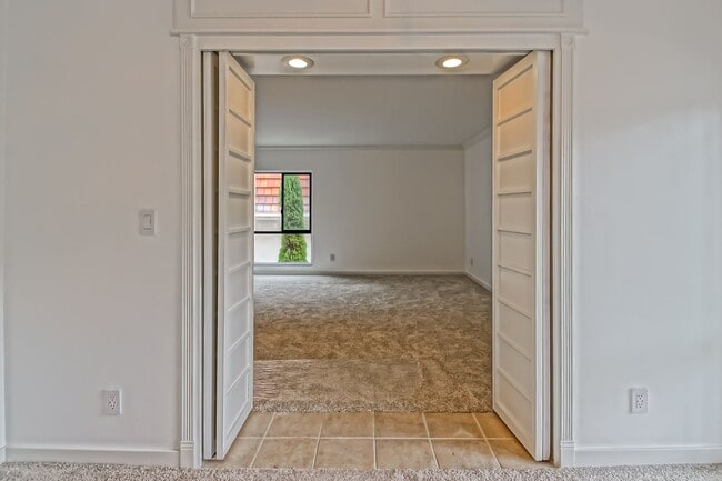 Building Photo - Newly Remodeled, Bright & Airy End Unit Condo in the beautiful "Villa Florenza" Complex in the he...
