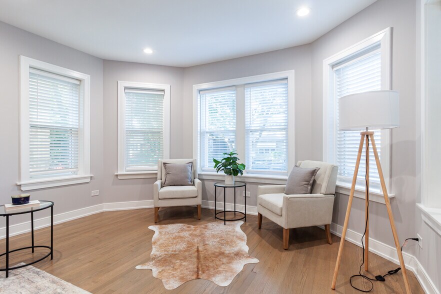 Building Photo - 2641 W Carmen Ave