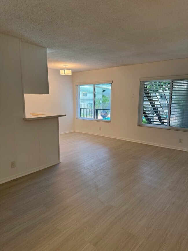 Building Photo - 310 S Sherbourne Dr