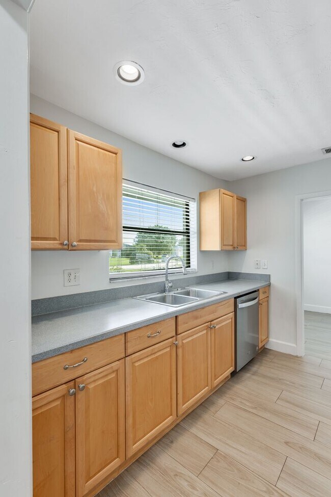 Building Photo - ** WILLOUGHBY ACRES ** POOL HOME - 3 BED / 2 BATH - PETS OK! - NORTH NAPLES - ANNUAL RENTAL