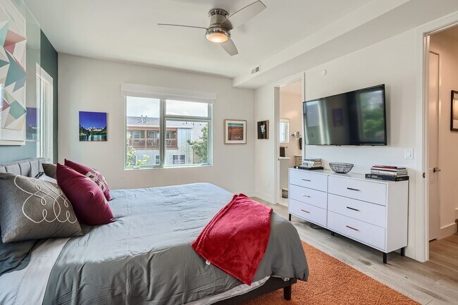 Building Photo - Modern 3 BDR S'Park Boulder Townhome