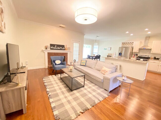 Building Photo - 2330 Evergreen Ln