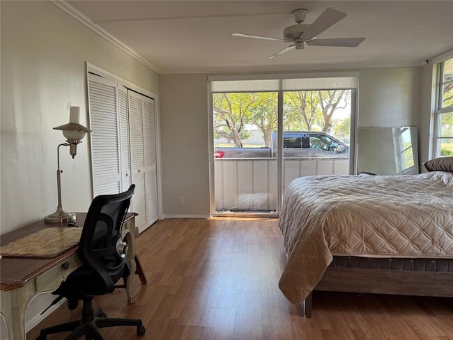 Building Photo - 2601 S Palm Aire Dr