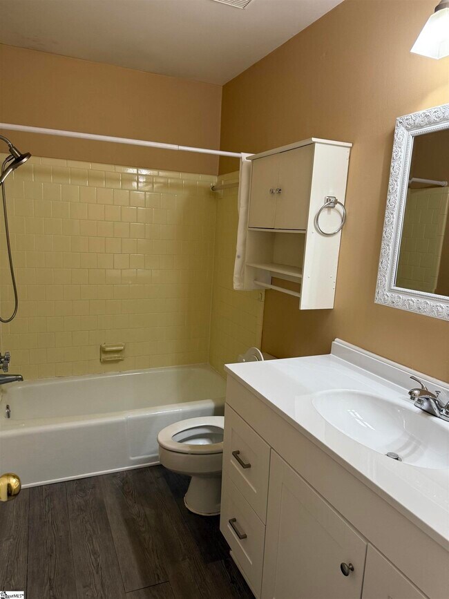 Building Photo - 10 Ellesmere Dr
