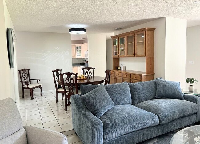 Building Photo - 727 Gilda Dr