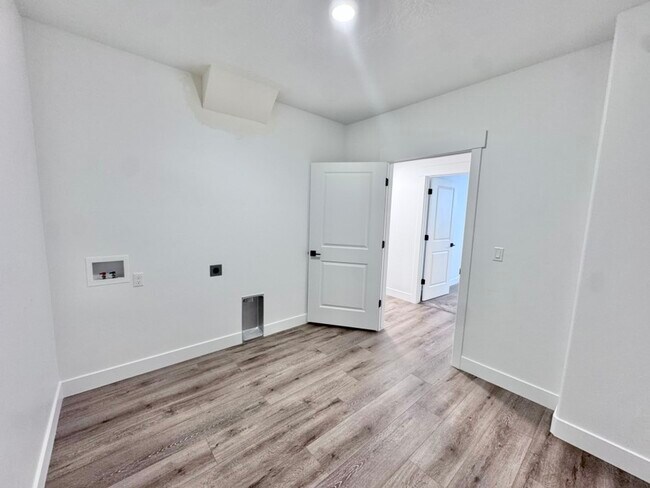 Building Photo - 1436 E 820 N