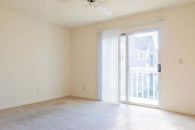 Building Photo - 4 bedroom 2 bath apartment with washer and...