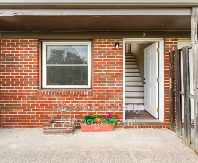Primary Photo - 26 Reid St