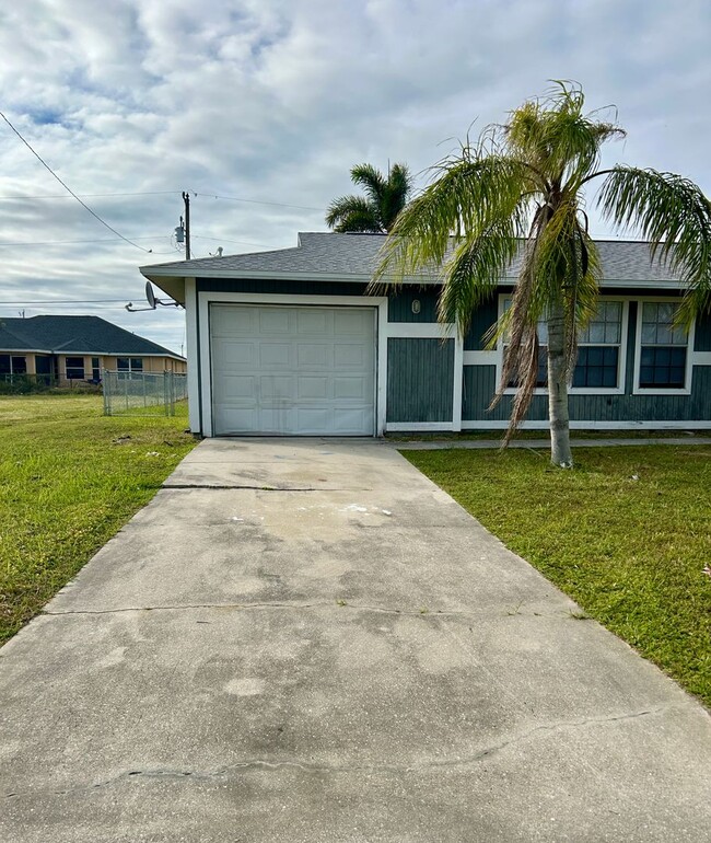 Building Photo - 3 bedroom 2 bath 1 car garage