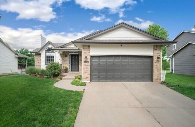 Primary Photo - 421 Stoney Point Cir