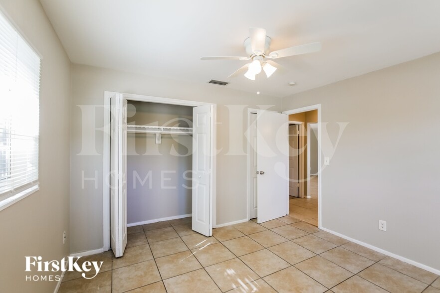 Building Photo - 2621 NW 42nd Terrace