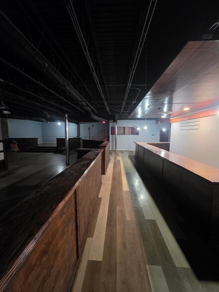 Building Photo - 2120 S Memorial Dr