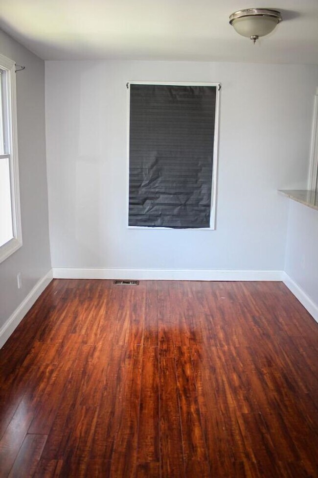 Building Photo - Stunning 3-Bedroom Home with Modern Amenit...